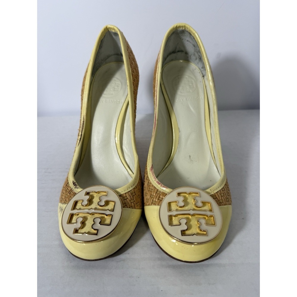 Tory Burch Rafia Pumps Yellow Patent Cap Toe Logo‎ Medallion Block Heel